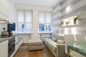 Fridge, microwave, oven, stovetop - Easylife - San Babila - Elegant and refined apartment in the heart of the city (Milano)