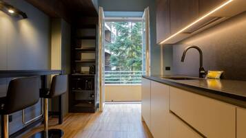 Réfrigérateur, micro-ondes, four, plaque de cuisson