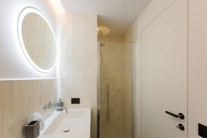 Dusche, Haartrockner, Bidet, Handtücher