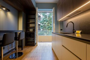 Kühlschrank, Mikrowelle, Ofen, Herdplatte