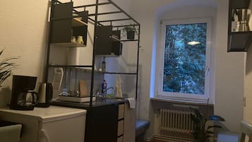 Kühlschrank, Herdplatte, Wasserkocher mit Kaffee-/Teezubehör