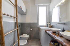 Dusch, hårtork, bidé och handdukar