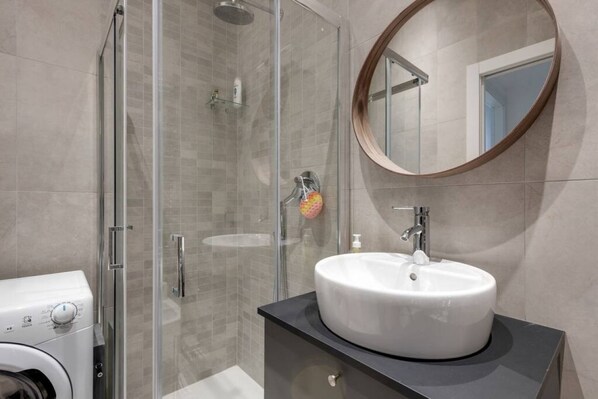 Regadera, secadora de cabello, bidet