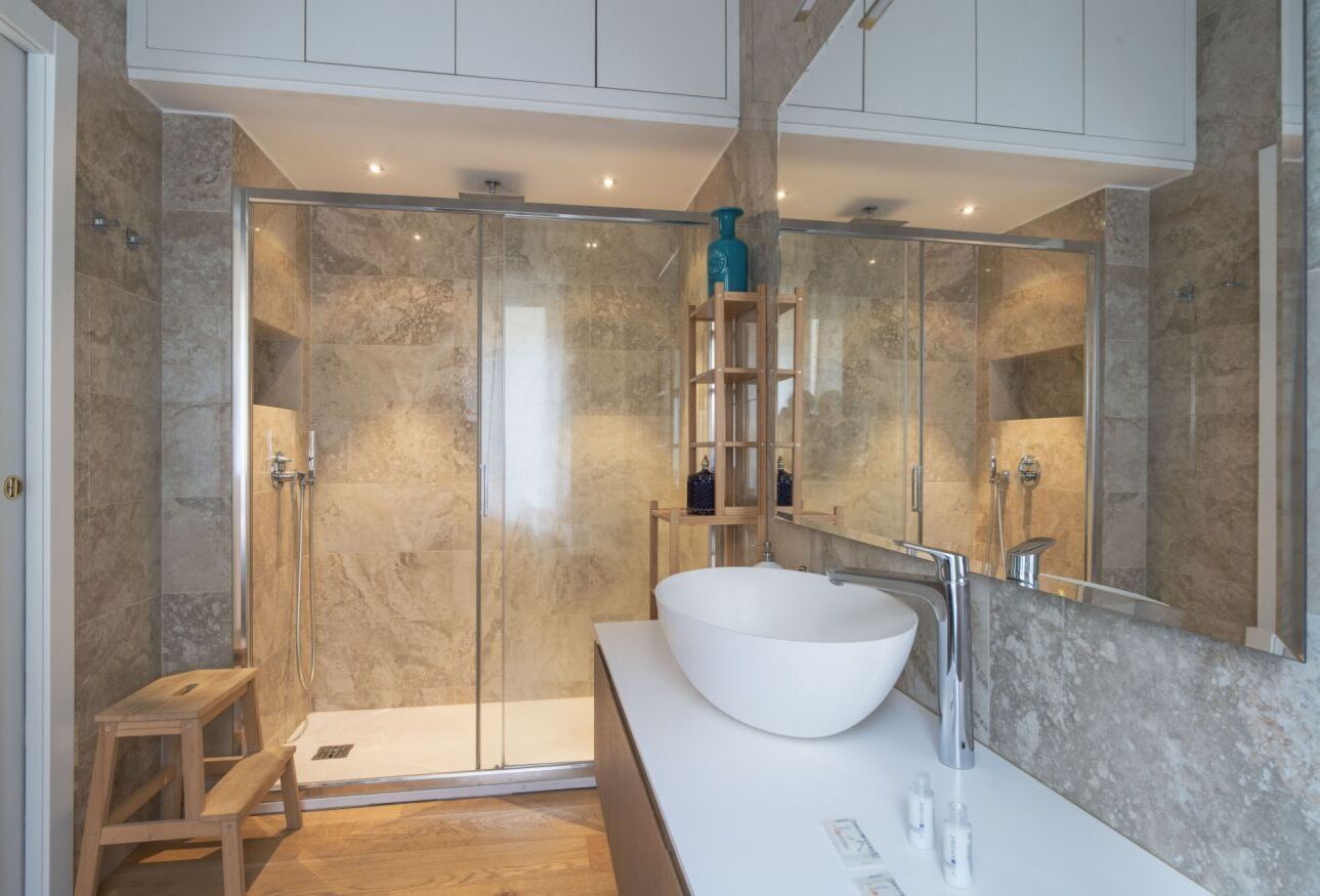 Een douche, gratis toiletartikelen, een haardroger, een bidet