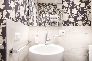 Een douche, een haardroger, een bidet, handdoeken