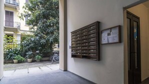 A hallway with a mailbox and a notice on the wall. - Easylife - Cozy studio apartment in Navigli area (Milano)