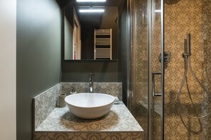 Shower, bidet, towels
