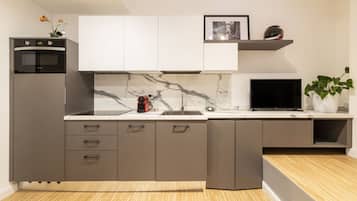 Frigorifero, microonde, piano cottura, macchina per tè/caffè