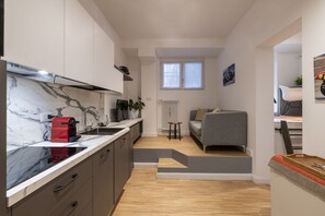 Réfrigérateur, micro-ondes, plaque de cuisson, cafetière/bouilloire