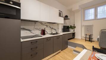 Kühlschrank, Mikrowelle, Herdplatte, Wasserkocher mit Kaffee-/Teezubehör