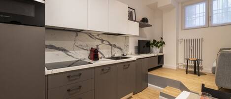 Réfrigérateur, micro-ondes, plaque de cuisson, cafetière/bouilloire