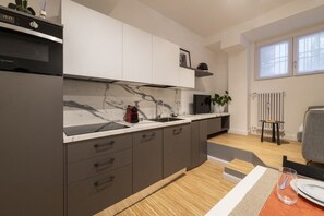 Kühlschrank, Mikrowelle, Herdplatte, Wasserkocher mit Kaffee-/Teezubehör