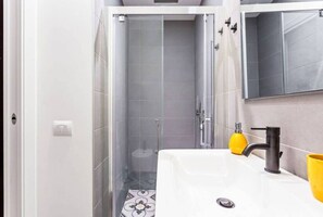 Dusche, Haartrockner, Bidet