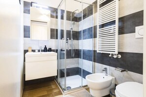 Een douche, gratis toiletartikelen, een haardroger, pantoffels