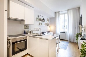 Fridge, microwave, oven, stovetop - Easylife - Beautiful apartment with panoramic balcony in the lively Navigli (Milano)