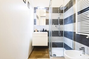 Bruser, gratis toiletartikler, hårtørrer, hjemmesko