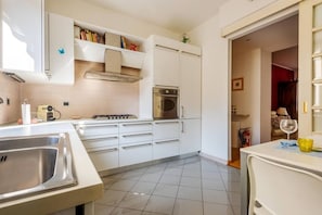 Fridge, microwave, oven, stovetop - Easylife - Elegant apartment in Porta Venezia (Milano)