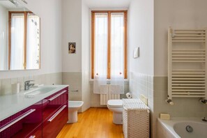 Hair dryer, bidet, towels - Easylife - Elegant apartment in Porta Venezia (Milano)