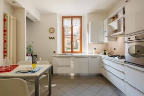 Fridge, microwave, oven, stovetop - Easylife - Elegant apartment in Porta Venezia (Milano)