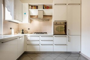 Fridge, microwave, oven, stovetop - Easylife - Elegant apartment in Porta Venezia (Milano)