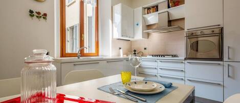 Kylskåp, mikrovågsugn, ugn och spishäll