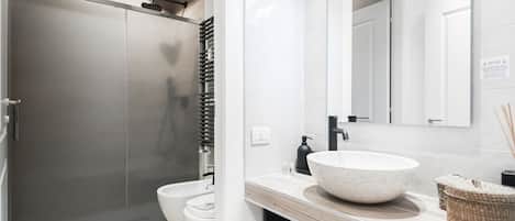 Douche, sĂšche-cheveux, bidet, serviettes fournies