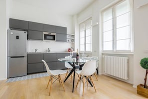 Réfrigérateur, four à micro-ondes, surface de cuisson, lave-vaisselle