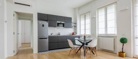 Fridge, microwave, stovetop, dishwasher