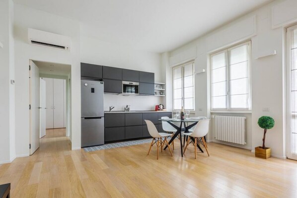 Kühlschrank, Mikrowelle, Herdplatte, Geschirrspüler