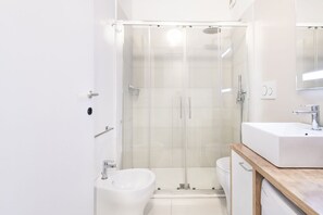 Een douche, een bidet, handdoeken