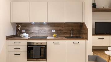 Kühlschrank, Mikrowelle, Herdplatte, Wasserkocher mit Kaffee-/Teezubehör