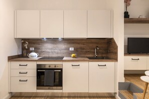 Kühlschrank, Mikrowelle, Herdplatte, Wasserkocher mit Kaffee-/Teezubehör