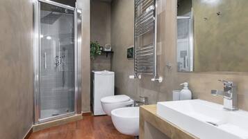 Douche, sĂšche-cheveux, bidet, serviettes fournies