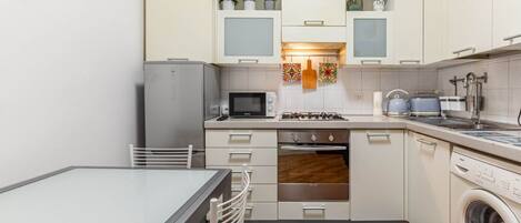 Køleskab, mikrobølgeovn, ovn, kogeplade