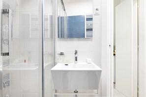 Shower, hair dryer, bidet, towels - Easylife - Comfortable Studio in Porta Romana (Milano)