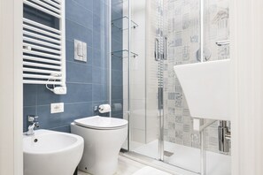 Bruser, hårtørrer, bidet, håndklæder