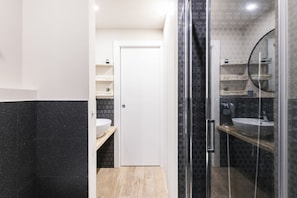Dusche, Haartrockner, Bidet, Handtücher
