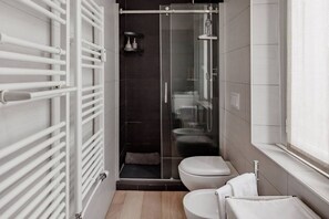 Dusche, Bidet, Handtücher