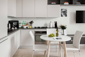 冷蔵庫、オーブン、コンロ、食器洗い機