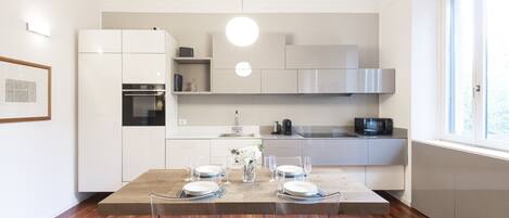 Fridge, microwave, oven, stovetop