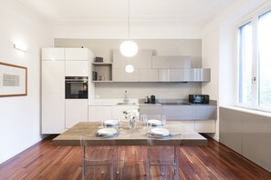 Réfrigérateur, four à micro-ondes, un four, surface de cuisson