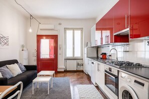 Een koelkast, een magnetron, een oven, een kookplaat