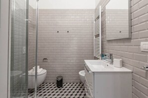 Een douche, een haardroger, een bidet, handdoeken