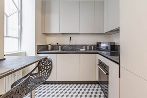 Fridge, microwave, oven, stovetop - Easylife - Cozy hideaway in the heart of Milan's historic center (Milano)