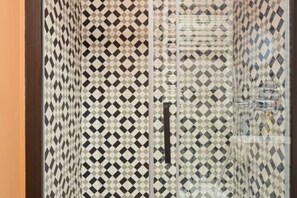 Ducha, secador de pelo y bidé