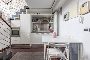 Fridge, microwave, oven, stovetop - Easylife - Design apartment with gym and private parking (Milano)