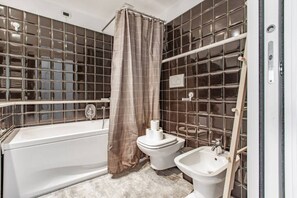 Douche, sèche-cheveux, bidet, serviettes fournies