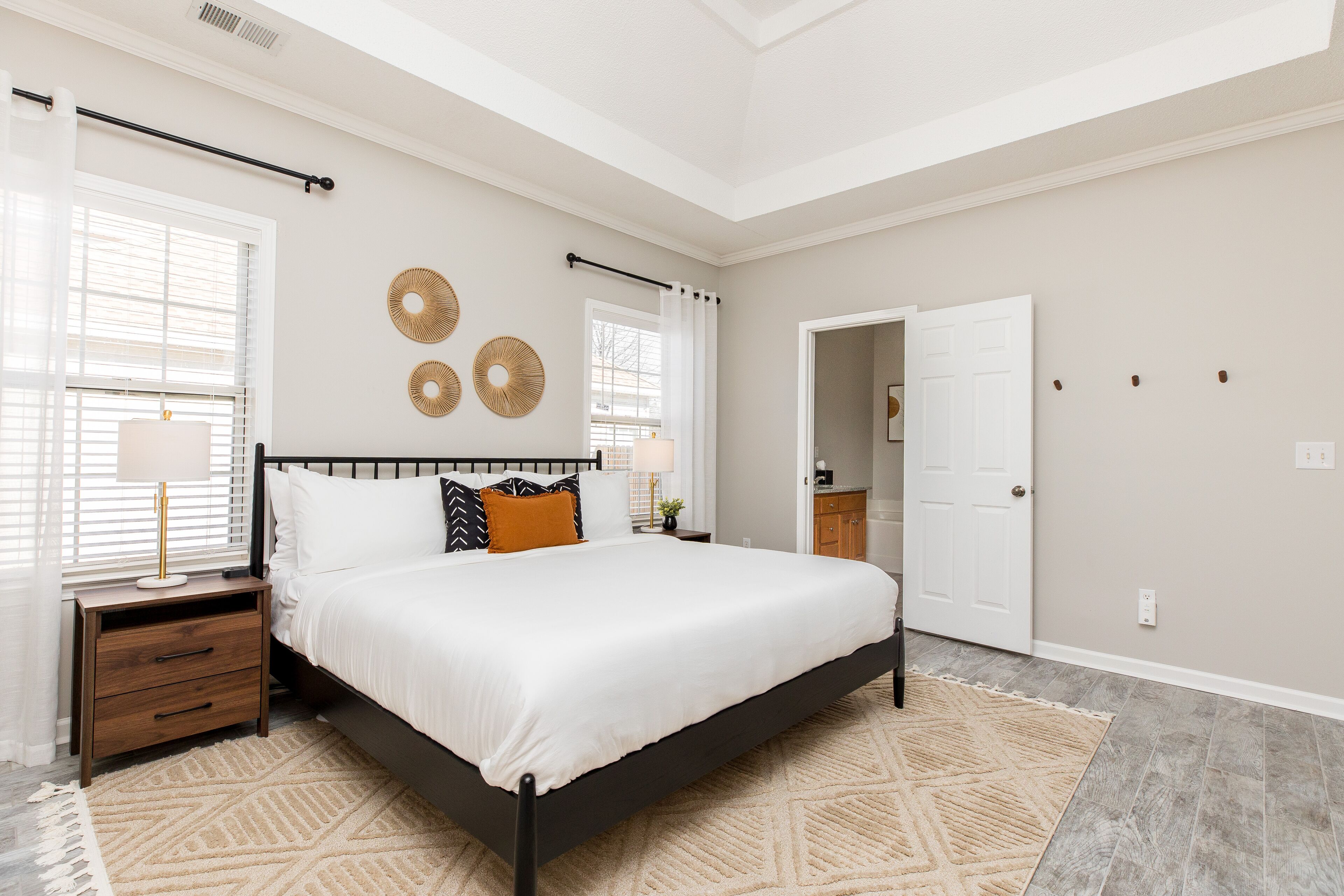 3 slaapkamers, een bureau, een strijkplank/strijkijzer, reisbedje