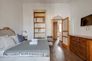 2 bedrooms, iron/ironing board, WiFi