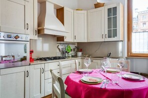 Fridge, oven - Easylife - Classic and spacious apt in Garibaldi (Milano)